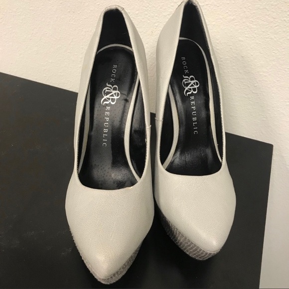 Rock & Republic Faux Snakeskin Gray Wedges - Picture 2 of 6